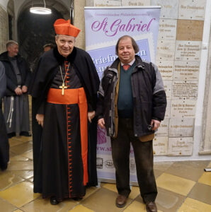 Vorsitzende der Gilde St. Gabriel mit dem Ehrenmitglied Erzbischof Kardinal Dr. Christoph Schönborn