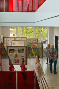 Einige Besucher der Briefmarken-Ausstellung während des Sommerfestes des Evangelischen Gymnasiums Meiningen