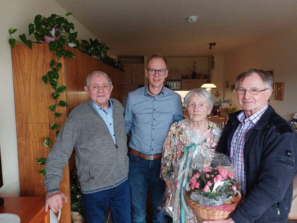 Wir gratulieren unser Alters-Präsidentin im Meininger Briefmarkensammlerverein Sammlerfreundin Elle Güther zum 95. Geburtstag!